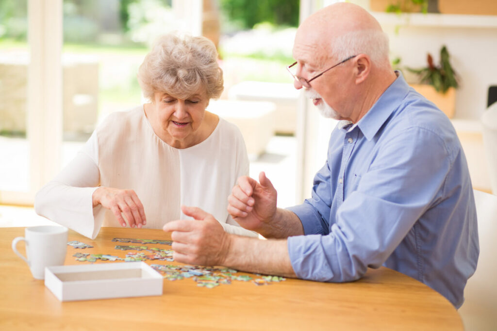 Jasmine Estates of Edmond | Seniors doing a puzzle together